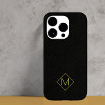 Monograma simples de couro preto Elegante<br><div class="desc">Capa de telefone exclusiva de luxo moderna sobre um fundo de aparência falsa de couro (IMPRESSO) com um simples monograma geométrico simples de ouro falsa. Personalize com seu nome inicial!</div>