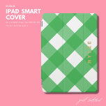 Monograma Verde de Gingham Moderno e Simples<br><div class="desc">O Cobrir iPad Smart com um padrão brilhante verde de gingham e um monograma simples de tom de ouro é o acessório perfeito para qualquer indivíduo com experiência tecnológica. O vibrante design gingham adiciona um pop de cor e personalidade ao seu iPad, enquanto o elegante cobrir inteligente protege seu dispositivo...</div>