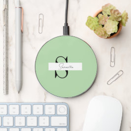 Monograma verde pastel minimalista carregador sem