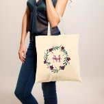 Monograma Whimsical Bridesmaid Favor Budget Bolsa<br><div class="desc">Admita elegância vintage com nossa bolsa personalizada de tote de canvas com um nome personalizado e modelo monograma, maravilhosamente enquadrada por uma coroa rústica caprichosa adorizada com lindas flores violetas roxas. Torne-o exclusivamente seu com iniciais, criando um acessório elegante, elegante e na moda que seja perfeito para qualquer ocasião. Este...</div>