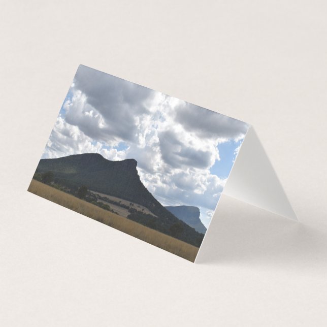 Monta Sturgeon e Abrupto Sob Nuvens Dramáticas (Frente)