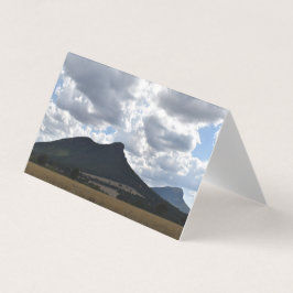 Monta Sturgeon e Abrupto Sob Nuvens Dramáticas