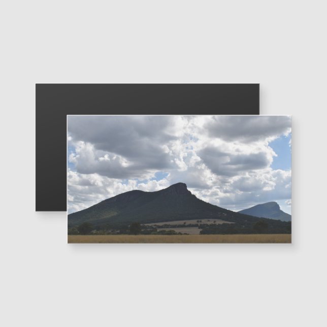 Monta Sturgeon e Abrupto Sob Nuvens Dramáticas (Frente/Verso)