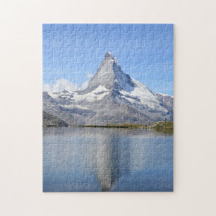 Montanha de Matterhorn do quebra-cabeça e lago,
