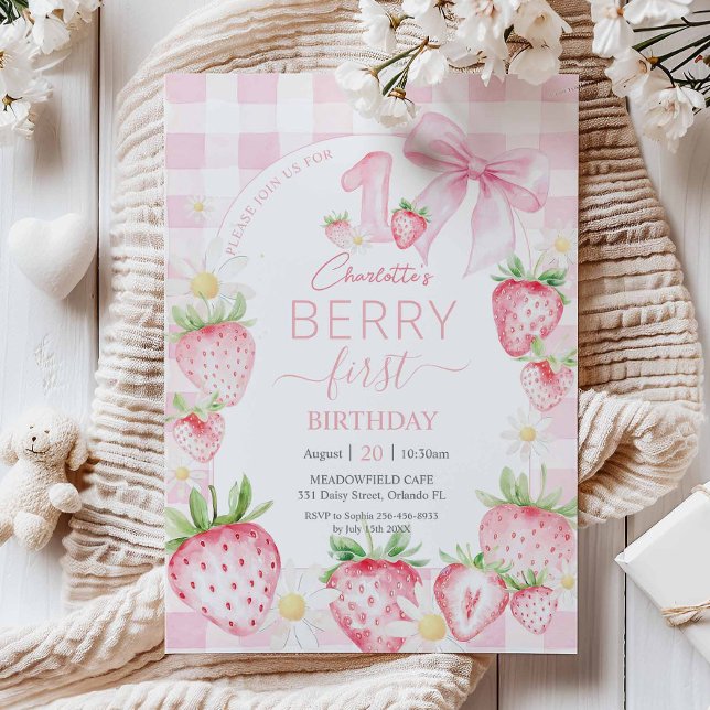 Morangos Rosas Primeiro Convite de 1º Aniversário (budget-sweet-berry-first-1st-birthday-strawberries-soft-pink-invitation-card-stock)