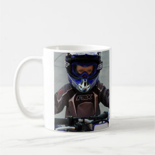 Moto enfrenta a caneca de café