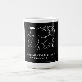 MountainFire Coyote Branco sobre uma Caneca Preta