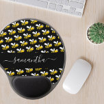 Mouse Pad De Gel Abelhas brancas-brancas-brancas-brancas divertidas<br><div class="desc">Decorado com abelhas-desmancha-prazeres, amarelas e negras felizes e sorridentes. Um fundo preto chic. Personalize e adicione um nome. O nome é escrito com um moderno roteiro de estilo, escrito à mão, com traços. Para manter as hastes, exclua apenas o nome da amostra, deixe os espaços ou emoji na frente e...</div>