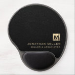 Mouse Pad De Gel Logotipo inicial Dourado do luxo preto<br><div class="desc">Este moderno mouse gel de luxo é a adição perfeita a qualquer escritório ou espaço de trabalho. O elegante design apresenta um logotipo inicial dourado em tipografia clássica de blocos, adicionando um toque de personalização, em um fundo impressão de couro preto. O repouso do pulso do gel proporciona conforto e...</div>