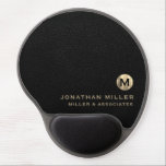 Mouse Pad De Gel Logotipo inicial Dourado do luxo preto<br><div class="desc">Este moderno mouse gel de luxo é a adição perfeita a qualquer escritório ou espaço de trabalho. O elegante design apresenta um logotipo inicial dourado em tipografia clássica de blocos, adicionando um toque de personalização, em um fundo impressão de couro preto. O repouso do pulso do gel proporciona conforto e...</div>