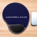 Mouse Pad De Gel Marinho personalizado Blue Modern Minimalista<br><div class="desc">Adicione um pop de cor e personalidade ao seu espaço de trabalho com esta placa de mouse minalista azul-marinho personalizada,  com um nome em uma fonte elegante,  sans-serif branca,  sobre um fundo azul-marinho. O descanso do pulso gel suave e confortável fornecerá suporte enquanto você trabalha ou brinca.</div>