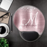 Mouse Pad De Gel Monograma cinzento de cintilação prateada com rosa<br><div class="desc">Pasta do mouse, com cinza fina prateada, com rosa de corte, cintilante prateado. Adicione um toque de brilho e brilho ao seu escritório doméstico ou dormitório com este elegante mouse pad personalizado. Para torná-lo extra especial, ele também é monograma e personalizado. clique no link "personalizar mais" e use a ferramenta...</div>