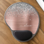 Mouse Pad De Gel Monograma de Rosa de prata Dourada com metal escov<br><div class="desc">Rosa Dourado - Folha cor-de-rosa e folha de folhas escamoteada Metálica esfregada com brilho esfregando o nome do monograma de metal e do botão inicial do mouse (Pad do mouse). Isto faz o doce e perfeito aniversário de 16 anos, casamento, chá de panela, aniversário, chá de fraldas ou festa de...</div>