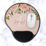 Mouse Pad De Gel Monograma de Script de Rosas Florais Cor-de-Rosa E<br><div class="desc">Este elegante mouse personalizado apresenta um monograma e primeiro nome em modernos roteiros e roteiros em um fundo cor-de-rosa. Um arranjo exuberante de rosas cor-de-rosa e verde enfeita a borda superior.</div>