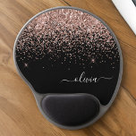 Mouse Pad De Gel Monograma Dourado preto brilhante Rosa Rosa Rosa C<br><div class="desc">Rosa Dourado - Nome do monograma da brilha brilhante preto e rosa-pincelada e preto e Mousepad inicial (Pad do mouse). Isto faz o doce e perfeito aniversário de 16 anos, casamento, chá de panela, aniversário, chá de fraldas ou festa de solteira presente para alguém que ama luxo de luxo e...</div>