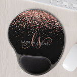Mouse Pad De Gel Nome do Monograma do Glitter Glitter Cor-de-Rosa r<br><div class="desc">Placa de Mouse Elegante Monograma com Gel Glitter Dourado Glitter Elegante com Rosa Glam. Personalize facilmente este design do mouse chic gele-tendências com brilho elegante rosa-dourado em fundo preto. O design apresenta seu monograma manuscrito com espirais bonito e seu nome.</div>