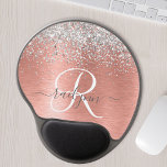 Mouse Pad De Gel Nome do Monograma do Glitter Metálico Brutado Dour<br><div class="desc">Personalize facilmente este design da pastilha chic do mouse moderna com brilho cintilante bonito prateado em um fundo metálico escovado a rosa dourado.</div>