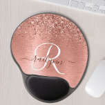 Mouse Pad De Gel Nome do Monograma do Glitter Metálico Brutado Dour<br><div class="desc">Personalize facilmente este design da pastilha chic do mouse moderno com brilho bonito rosa dourado brilhante em um fundo metálico escovado rosa dourado.</div>