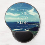 Mouse Pad De Gel Uma perspectiva positiva sobre a vida útil / ©Seas<br><div class="desc">Esta design apresenta um fundo de uma obra fotográfica original que retrata uma bela costa com céu azul e nuvens brancas, acompanhada de uma mensagem inspiradora no centro: "SEMPRE OLHE PARA O LADO BRILHANTE DA VIDA" na arte tipográfica. Esta frase transmite uma atitude otimista em relação à vida - não...</div>
