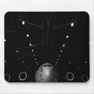 Mousepad A.A. - 17 Globemaster III sentam-se em um hangar
