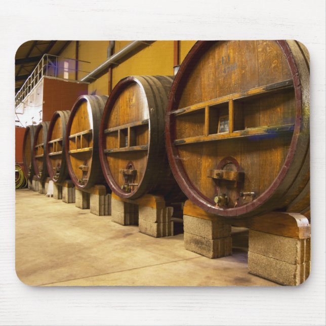 Mousepad A adega da vinícola com grandes barris de madeira  (Frente)