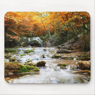 Mousepad A bela cachoeira na floresta, outono