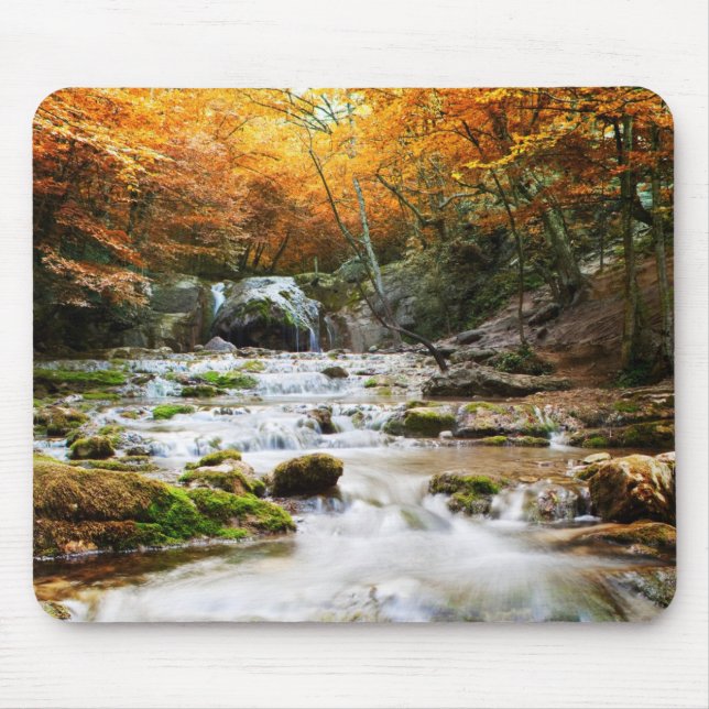 Mousepad A bela cachoeira na floresta, outono (Frente)