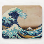 Mousepad A grande onda pelo japonês do vintage de Hokusai<br><div class="desc">A grande onda fora de Kanagawa (神奈川沖浪裏) é um impressão do woodblock do ukiyo-e do vintage pelo artista japonês Katsushika Hokusai,  feito algum dia entre 1829 e 1832 - primeiramente na série das trinta e seis vistas de Monte Fuji.</div>