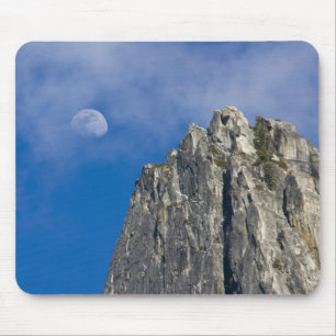 Mousepad A lua nasce e brilha através das nuvens
