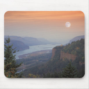 Mousepad A lua paira no céu acima da Vista