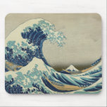 Mousepad A onda do Excelente de Kanagawa<br><div class="desc">A Onda Excelente de Kanagawa, também conhecida como A Onda Excelente ou simplesmente A Onda, é um impressão de bloco de madeira da artista japonesa Katsushika Hokusai. Exemplo de arte ukiyo-e, ela foi publicada entre 1830 e 1833 como a primeira na série 36 Views do Monte Fuji de Hokusai, e...</div>