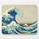 Mousepad A onda do Excelente de Kanagawa - Hokusai<br><div class="desc">Reprodução da Onda de Excelente de Kanagawa (Kanagawa-oki Nami Ura), também conhecida como A Onda de Excelente ou simplesmente A Onda, um impressão de bloco de madeira do artista ukiyo-e japonês Hokusai. Publicado entre 1829 e 1833. A imagem mostra uma enorme onda ameaçando três barcos ao largo da costa na...</div>