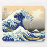 Mousepad A onda do Excelente do Remaster Digital de Kanagaw<br><div class="desc">A Onda Excelente de Kanagawa é um impressão de bloco de madeira que foi feito pelo artista ukiyo-e japonês Hokusai, no final de 1831, durante o período Edo da história japonesa. A impressão representa três barcos movendo-se através de um mar toscado por tempestades, com uma grande onda formando uma espiral...</div>