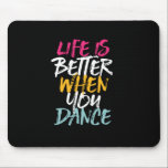 Mousepad A Vida É Melhor Quando Você Dança Dançarino Engraç<br><div class="desc">A vida é melhor quando você dança. Design de dança inspiracional engraçada para aqueles que adoram dançar sempre que ouvem música. Legal safra, grunhido e mercadoria angustiada para dançarinos profissionais ou aqueles que adoram dançar por diversão. Perfeito para celebrar o baile no Dia Nacional da Dança. presente de Natal e...</div>