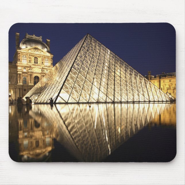 Mousepad A vista noturna da Pirâmide de vidro do Museu do (Frente)