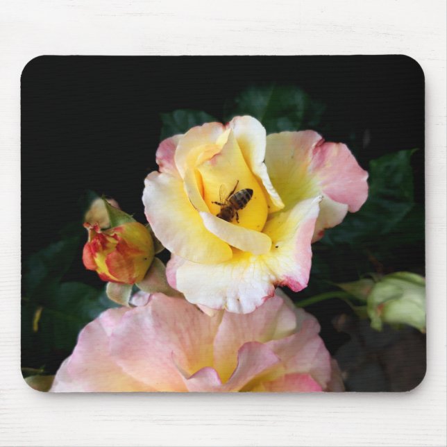 Mousepad Abelha nas flores amarelas cor-de-rosa (Frente)