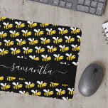 Mousepad Abelhas brancas-brancas-brancas-brancas divertidas<br><div class="desc">Decorado com abelhas-desmancha-prazeres, amarelas e negras felizes e sorridentes. Um fundo preto. Personalize e adicione um nome. O nome é escrito com um moderno roteiro de estilo, escrito à mão, com traços. Para manter as hastes, exclua apenas o nome da amostra, deixe os espaços ou emoji na frente e depois...</div>