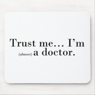 Mousepad "Acredite em mim... Sou (quase) médico."