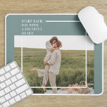 Mousepad Adorável Presente da Família Verde de Fotos Modern<br><div class="desc">Apresentando a família verde de fotos moderna e adorável presente! Este presente é uma forma perfeita de capturar e celebrar o amor e o vínculo dentro de uma família, ao mesmo tempo que adiciona um toque de elegância e modernidade a qualquer decoração doméstica.O Adorável Fotógrafo da Família Verde Moderna não...</div>