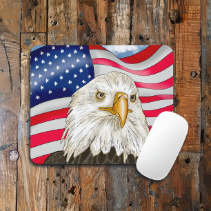 Mousepad Águia Balda em frente à Arte Patriótica da Bandeir