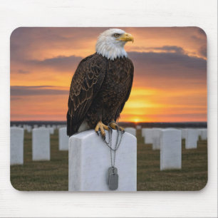 Mousepad Águia-careca em uma lápide com identificação milit