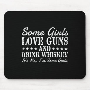 Mousepad Algumas garotas adoram armas bebem uísque, sou eu.