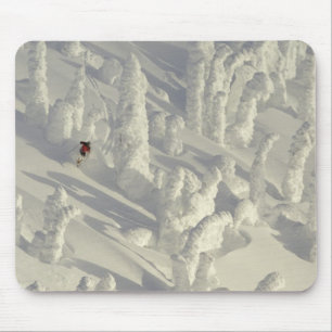 Mousepad Alpino Skier em espessos fantasmas de neve no Big