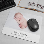 Mousepad Amor na Primeira Visão Foto de Bebê<br><div class="desc">Mantenha seu doce pequeno por perto durante o dia de trabalho com nosso moderno e mínimo painel fotográfico. Personalize com sua foto favorita de recém-nascido; "amor à primeira vista" aparece debaixo da tipografia moderna fora do preto. Personalize com o nome do seu bebê e a data de nascimento e adicione...</div>