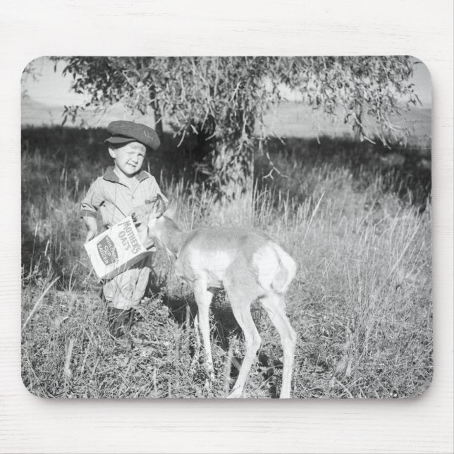 Mousepad Antílope de alimentação do menino à mão (Frente)