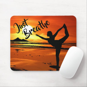 Mousepad Apenas respire a pose calma da ioga na praia no