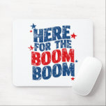 Mousepad Aqui pelo Patriótico Boom 4 de julho<br><div class="desc">Aqui para o Dia da Independência Patriótica 4 de julho</div>