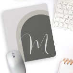 Mousepad Arca Moderna Simples com Monograma Inicial<br><div class="desc">Este design de mouse personalizado tem uma víbora de tendência de na moda com suas formas de arco mínimas simples em cores neutras de verde-oliva e senso macio contra um fundo neutro mais leve. Um grande monograma inicial adiciona um pop de estilo em voga neste elegante visual de designer que...</div>