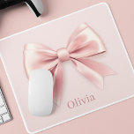 Mousepad Arco e nome legíveis cor-de-rosa pastel personaliz<br><div class="desc">Adicione um toque de elegância ao seu espaço de trabalho com este mousepad cor-de-rosa pastel personalizado, com um delicado design de arco e o seu nome personalizado. Ideal para uso doméstico ou no escritório, este na moda mousepad combina funcionalidade com encanto feminino. Feito com uma superfície lisa para movimentos precisos...</div>