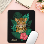 Mousepad Arte Floral bonito de Leopardo-da-Selva | Preto |<br><div class="desc">Este espantoso bocal apresenta um leopardo desenhado/pintado pela mão,  com folhas da selva tropical e uma flor de hibisco rosa brilhante sobre um fundo de cor personalizado (mostrado a preto). Moderno,  bonito e colorido - faz um presente excelente! *Trabalho de arte / Ilustração de Tracey Khalei / Impressões Orabella</div>